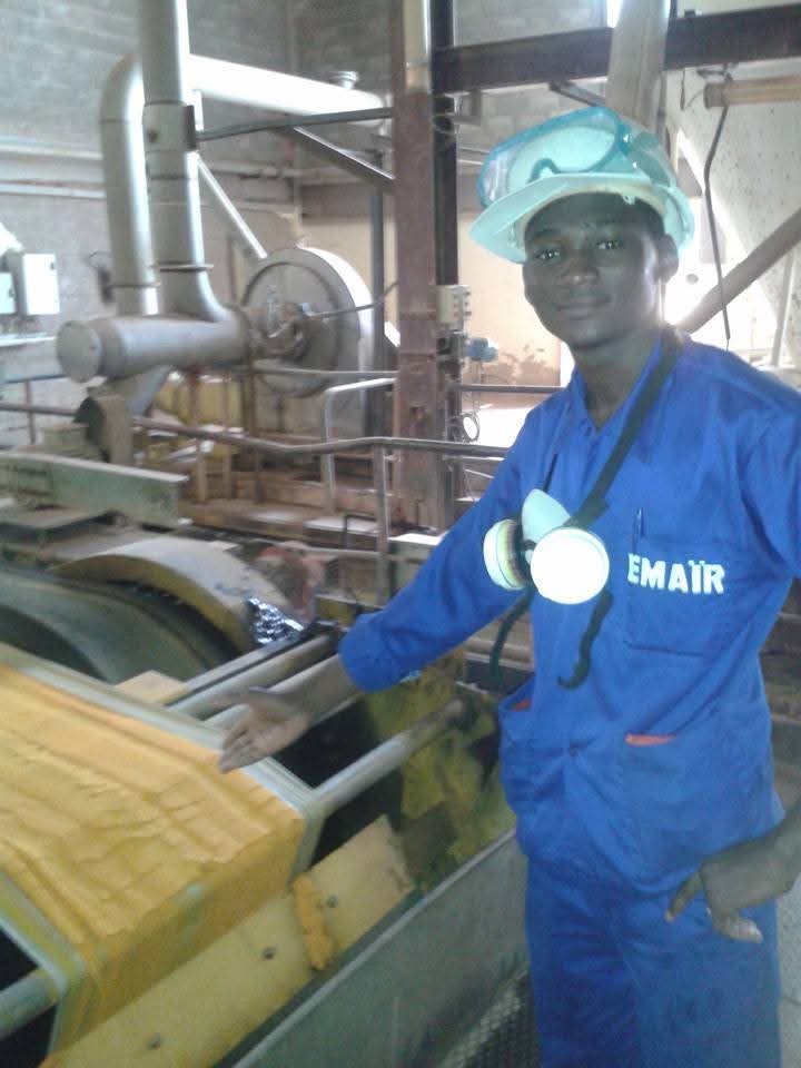 Élève en formation sur équipement industriel à l'EMAÏR