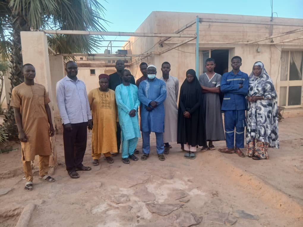 Temps d'échange convivial durant la rencontre du bureau des anciens à Arlit.